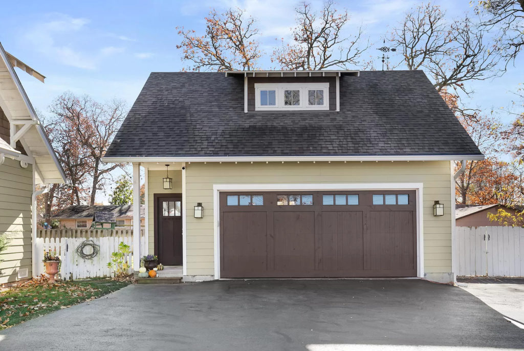 Bungalow garage.